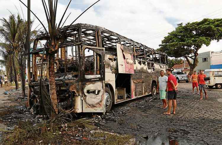 Criminosos queimam ônibus na Zona Leste de Natal. Ataques começaram sexta-feira em reação à instalação de bloqueadores de celular em presídio