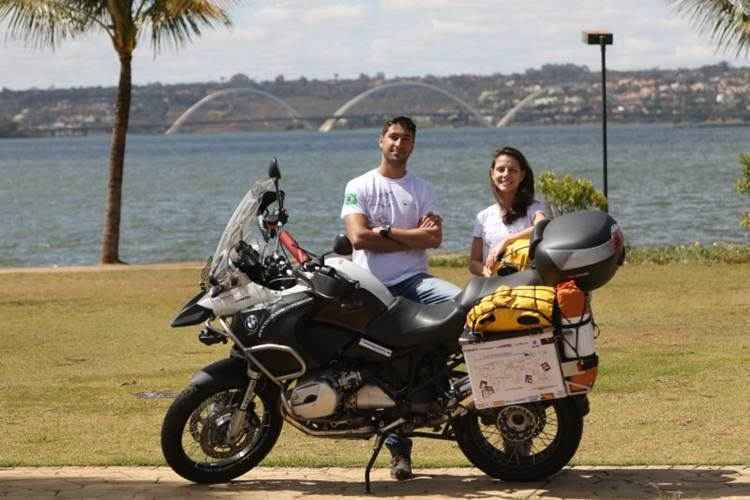 No bagageiro de Thiago e Daniela, roupas para uma semana, peças reservas para a moto e equipamento de camping