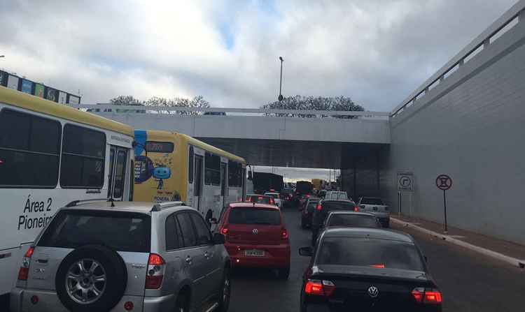 Trânsito congestionado no Buraco do Tatu