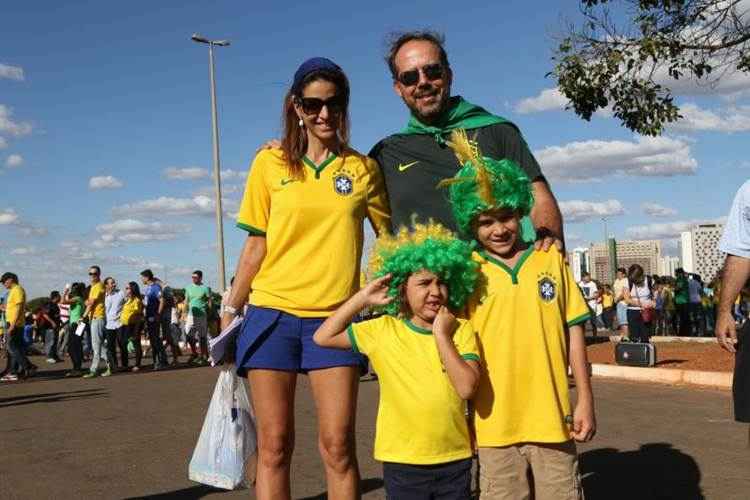 Fora dos jogos da Copa, a família  dos servidores públicos Marcos Porfilo e Neide Goulart não quis perder a chance de participar dos Jogos Olímpicos ao lado dos filhos: 