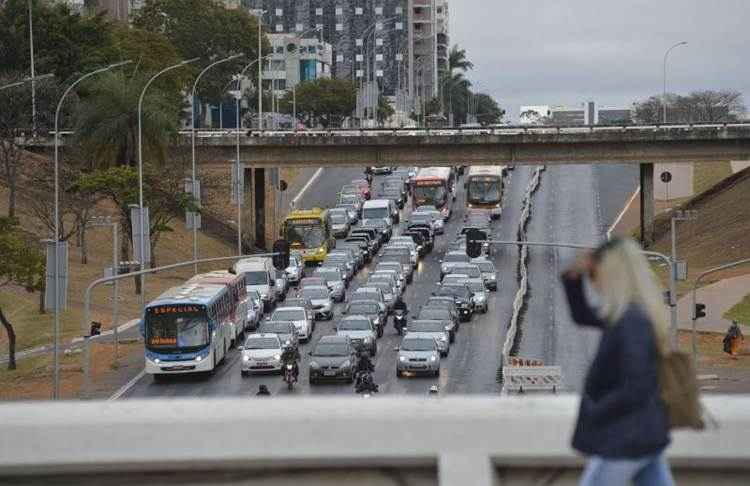 O trânsito na região central travou com o fechamento do Eixo Monumental e as vias no entorno do estádio