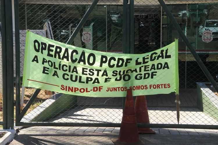 Durante a manhã, uma equipe do Correio Braziliense percorreu cinco unidades da corporação - Central, Asa Norte, Asa Sul, Delegacia da Criança e do Adolescente e Guará. Nenhuma delas estava aberta para a população