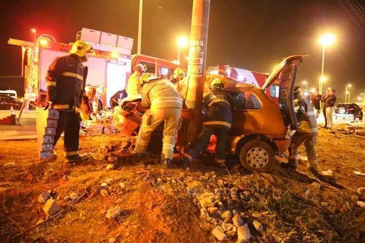 Após a batida, dois menores fugiram e três  foram atendidos pelo Corpo de Bombeiros