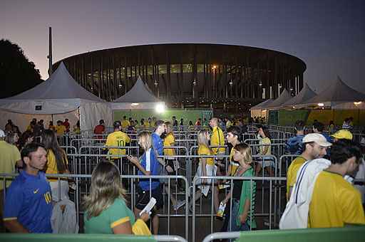 O torcedor chegou cedo para assistir às duas partidas marcadas para o Estádio Mané Garrincha, em especial a do Brasil. O clima de confraternização ficou marcado pela história do empresário que deu o ingresso à gari