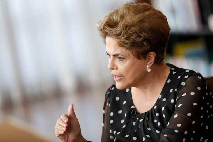 Para Dilma, porém, essa reforma ou pacto - que também inclui o econômico - não podem ser realizados pelo governo interino