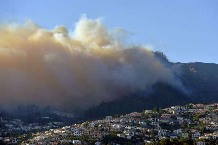 O incêndio agravou-se, levando à evacuação de dois hospitais e de várias casas