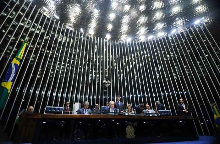 Foram necessários votos de metade mais um dos senadores presentes na sessão