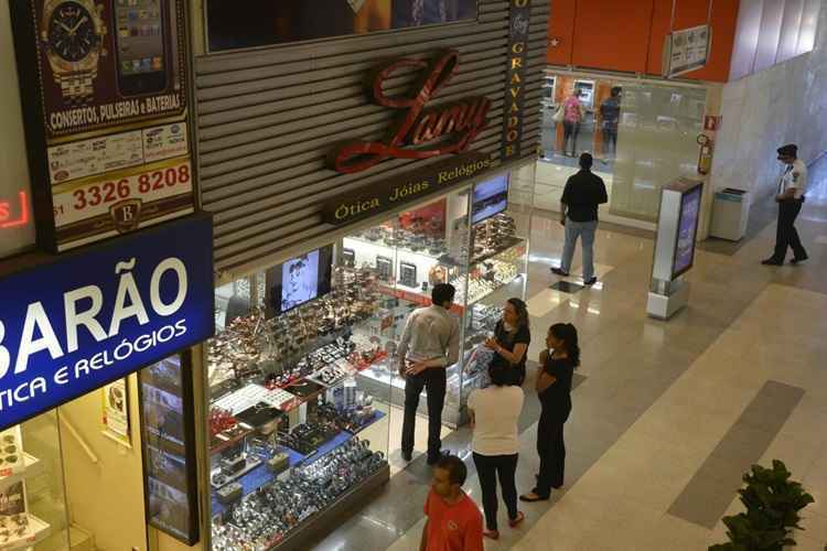 O trio aproveitou o momento em que funcionários abriam a loja. Assim que começaram a funcionar, o bando entrou e anunciou o assalto. Um deles levava um revólver. Eles levaram, aproximadamente, 30 relógios e diversas joias antes de fugir