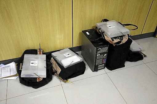 A PF apreendeu computadores e, com um dos acusados, 300 HDs externos: material sob investigação