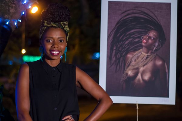 Fotografias trabalham com o empoderamento da mulher negra através do cabelo. <i> Raízes </i> foi trabalho de conclusão de curso de estudante da UnB