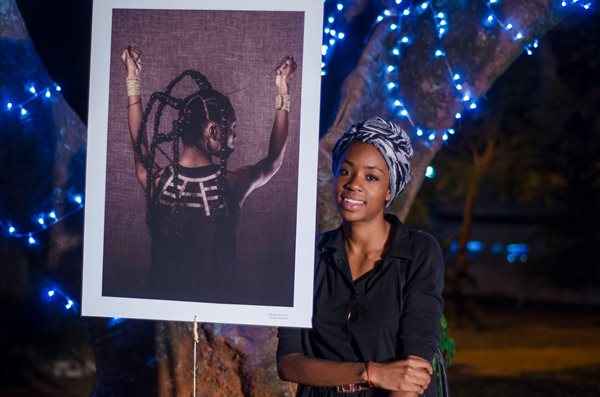 Fotografias trabalham com o empoderamento da mulher negra através do cabelo. <i> Raízes </i> foi trabalho de conclusão de curso de estudante da UnB