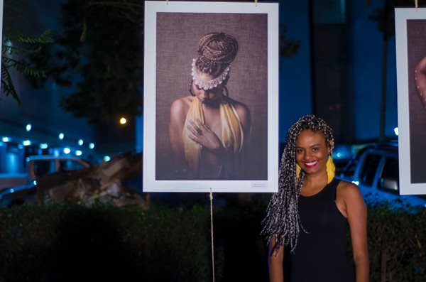 Fotografias trabalham com o empoderamento da mulher negra através do cabelo. <i> Raízes </i> foi trabalho de conclusão de curso de estudante da UnB