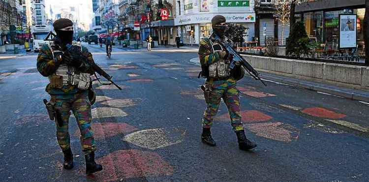 Soldados patrulham rua da capital da Bélgica, quatro meses antes das explosões: país permanece com alerta elevado contra o terrorismo