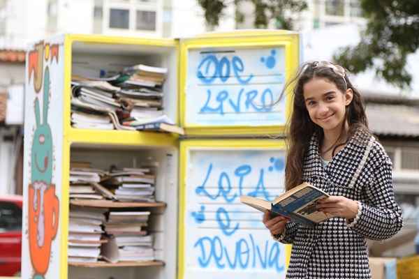 Moradora do Guará II, Maria Clara utiliza os livros do projeto