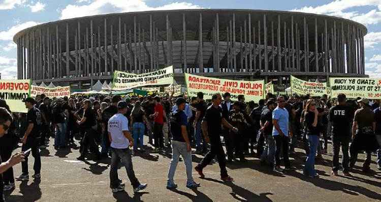 Policiais civis contrariaram decisão judicial e, em 4 de agosto, fizeram manifestação diante do Estádio Nacional de Brasília Mané Garrincha: pressão por paridade com a Polícia Federal