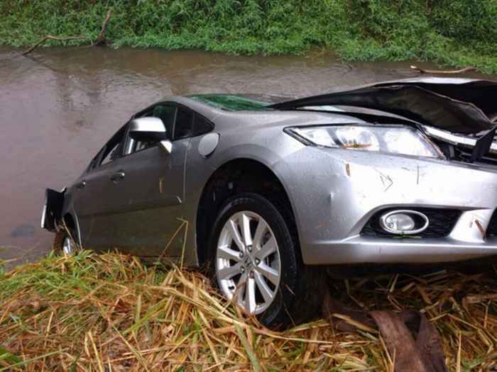 Quatro pessoas da mesma família voltavam de um velório quando o carro caiu às margens de um córrego