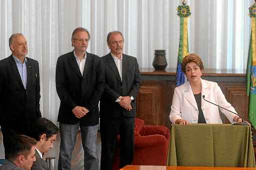 Dilma Rousseff lê a carta no Palácio da Alvorada, observada pelos ex-ministros Ricardo Berzoini, Miguel Rossetto e Aloizio Mercadante