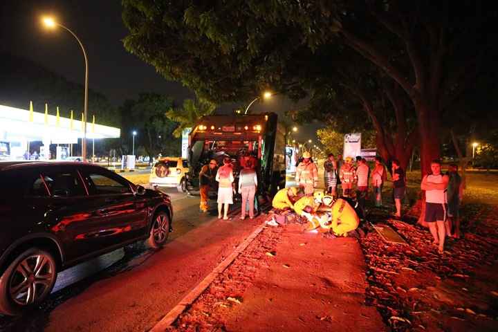 O homem foi socorrido ao Hospital de Base com ferimentos na perna