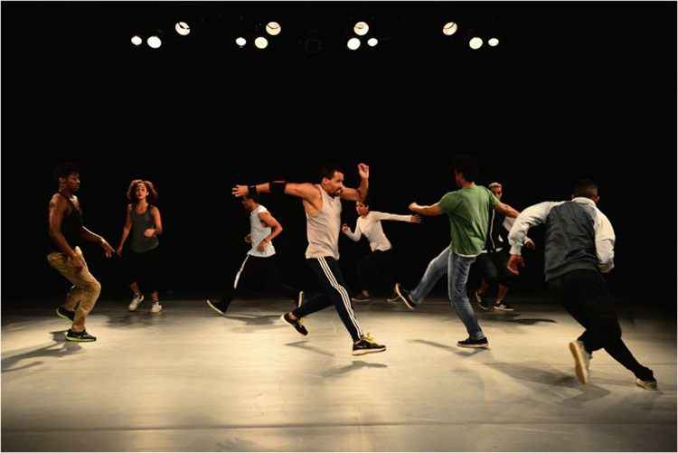 O grupo carioca chega à cidade nesta terça-feira com performances de rua que prometem mexer com o público brasiliense