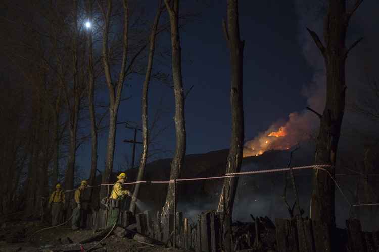 A Califórnia também está lutando para apagar outros focos, como o desencadeado no sábado 170 km ao norte de São Francisco e já queimou mais de 1.600 hectares