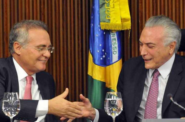 O presidente do Senado, Renan Calheiros (PMDB-AL) ao lado do presidente em exercício, Michel Temer, durante reunião com governadores das unidades federativas do Brasil no Palácio do Planalto