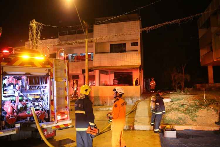 O Corpo de Bombeiros foi acionado por volta de 1h30 por moradores da região que disseram ter ouvido uma explosão