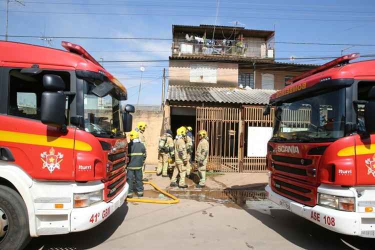 O Corpo de Bombeiros atuou no combate com cinco carros e 22 homens