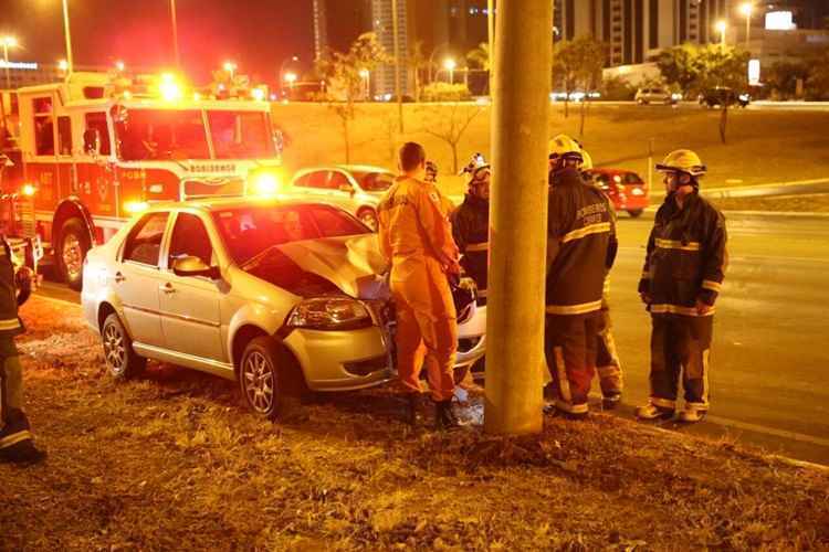 A motorista Graziele Cristina Silva dos Santos, 40 anos, foi levada ao Hospital de Base com suspeita de traumatismo raquimedular e lesão no tórax