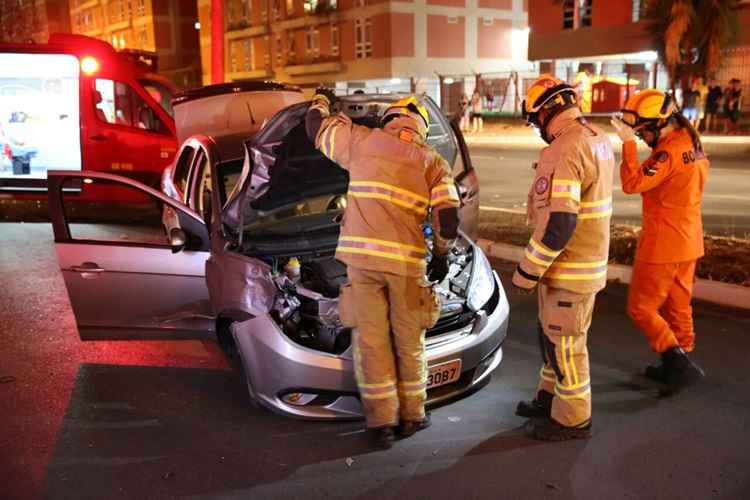 O Corpo de Bombeiros chegou ao local, mas o motorista já estava fora do veículo e não precisou ser transportado ao hospital