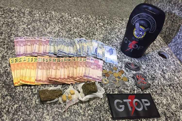 Com o adolescente a PM encontrou dois tabletes de maconha, quatro pedras de crack e R$ 420 em dinheiro