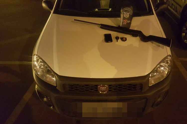 A Polícia Militar recuperou o carro roubado e encontrou uma espingarda de pressão com o adolescente