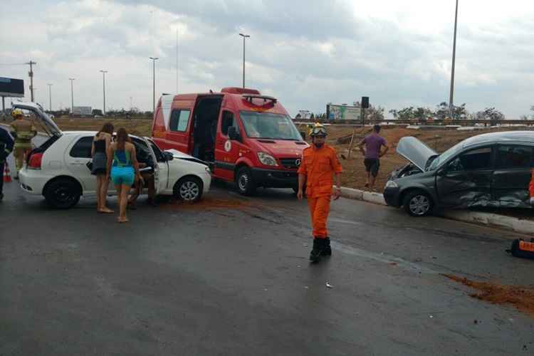 O Fiat Pálio era conduzido por um jovem de 23 anos e o Renault Megane por uma mulher de 27