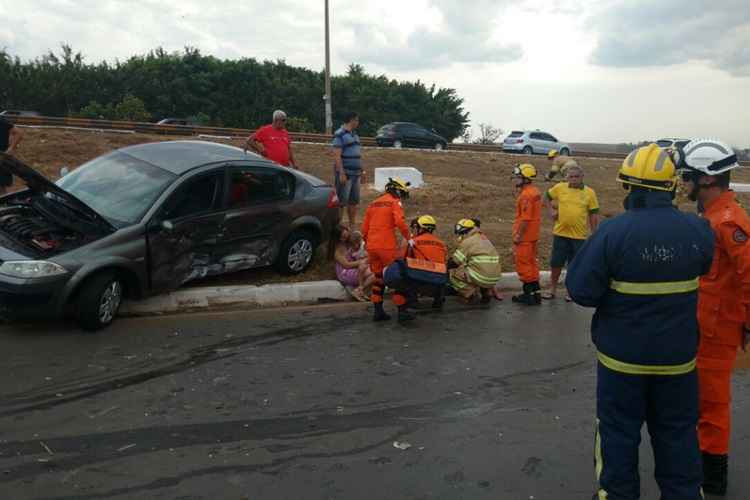 Uma menina de 10 anos e um bebê de 4 meses estavam no Fiat Pálio. Uma menina de 3 anos e outro de 6 estavam no Renault Megane