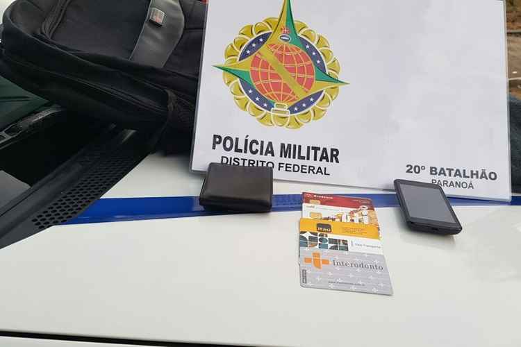 Policiais recuperaram a mochila da vítima com os pertences pessoas