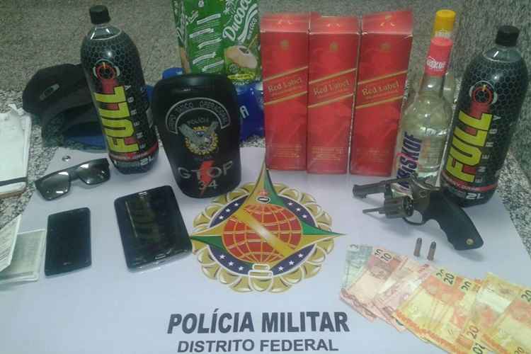 Policiais do DF recuperaram garrafas de distribuidora de bebida furtada em Planaltina de Goiás