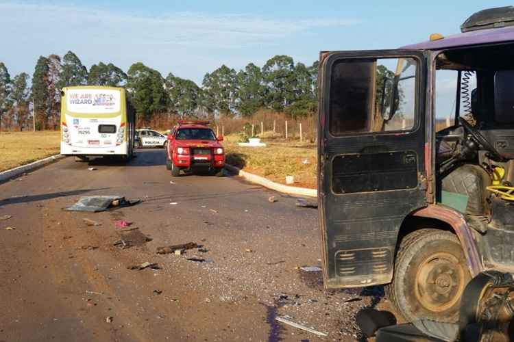 Segundo informações do Corpo de Bombeiros, o caminhão se chocou contra um ônibus próiximo ao terminal rodoviário da região administrativa