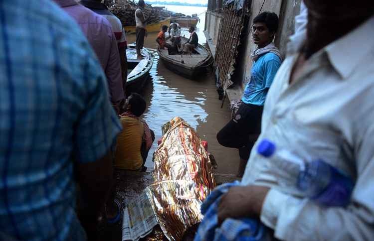 Também foram suspensas as incinerações em outra cidade santa de Uttar Pradesh, Alahabad, onde foram acesas fogueiras que levam ao rio