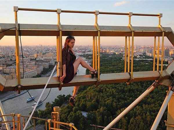 Russa faz sucesso na web com fotos no topo dos prédios mais altos do mundo