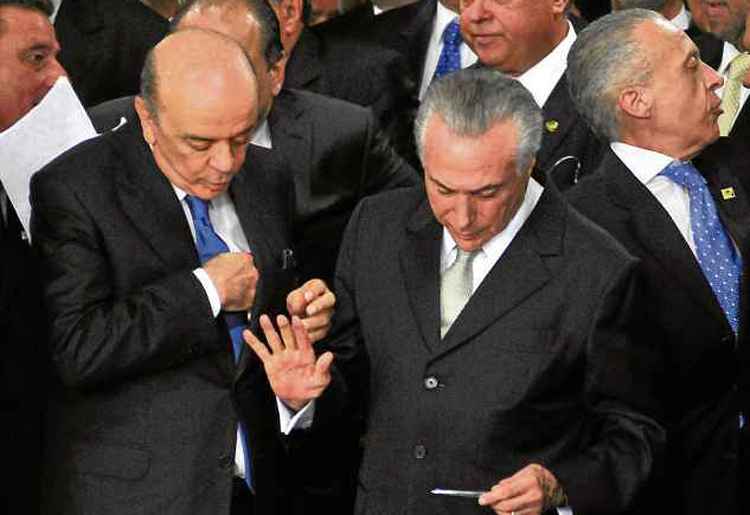 Serra, do PSDB, e Temer, em posse de governo provisório. Tucanos e peemedebistas têm prioridades diferentes