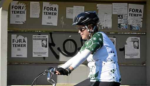 Ontem, no último domingo antes da votação final que decidirá seu destino, Dilma retomou a prática das pedaladas pelas ruas de Brasília