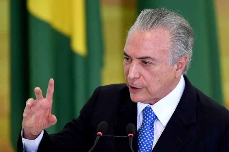 Na ofensiva do governo, Temer e seus aliados seguirão o dia em conversas para tentar convencer parlamentares da base para que eles ou falem rapidamente