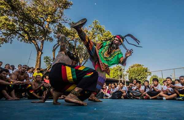 Mestre Cobra criou o grupo em 1980 na Candangolândia com o objetivo de perpetuar a cultura de matriz africana