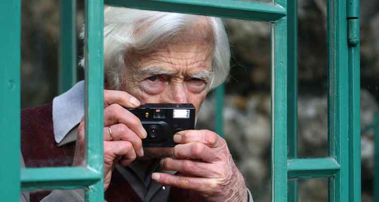 Definindo-se mais como fotógrafo do que como fotojornalista, ele gostava de levar o tempo necessário para capturar, em preto e branco, imagens de momentos cruciais