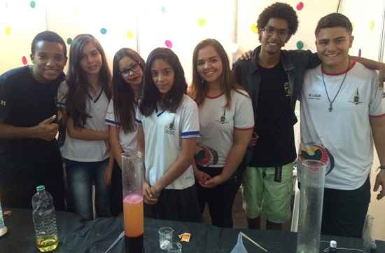 Os estudantes Marcos Rafael (à direita), Gabriel Rodrigues, Nicole Ribeiro, Andressa Josmaria, Danyela Bose, Amanda Alves e Rafael da Silva participaram do evento