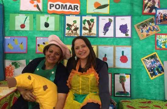 A coordenadora Maria Eunice Amaral e a professora Elenice dos Anjos criaram um estande com os temas: alimentação e consciência corporal com os estudantes da Creche Casa do Candango