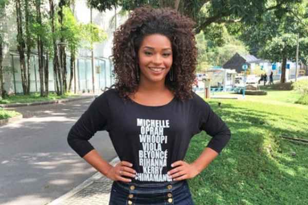 Atriz compartilhou foto em que usava camisa com nomes de celebridades negras