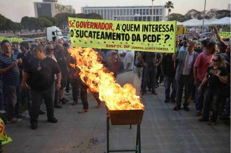 Grupo de policiais civis queimou ontem um caixão diante do Buriti: 