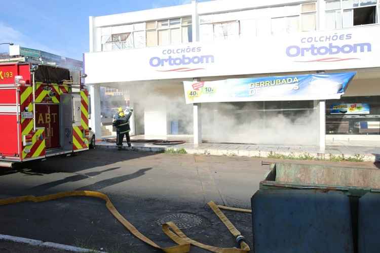 O incêndio teve início no subsolo da loja