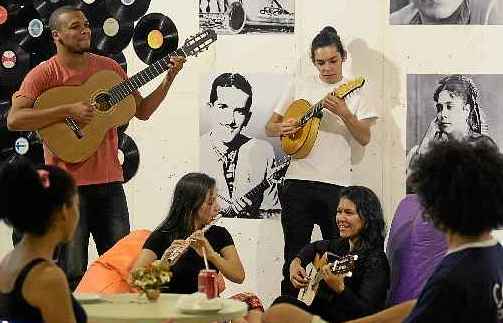 Grupo de chorões no Café Musical, o novo espaço de resistência da cultura brasileira