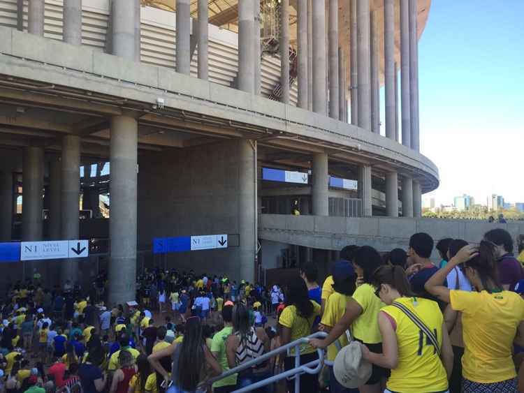 Há informações de que, até o horário de início do jogo, poucas catracas do estádio estavam abertas, o que dificultou a entrada do público